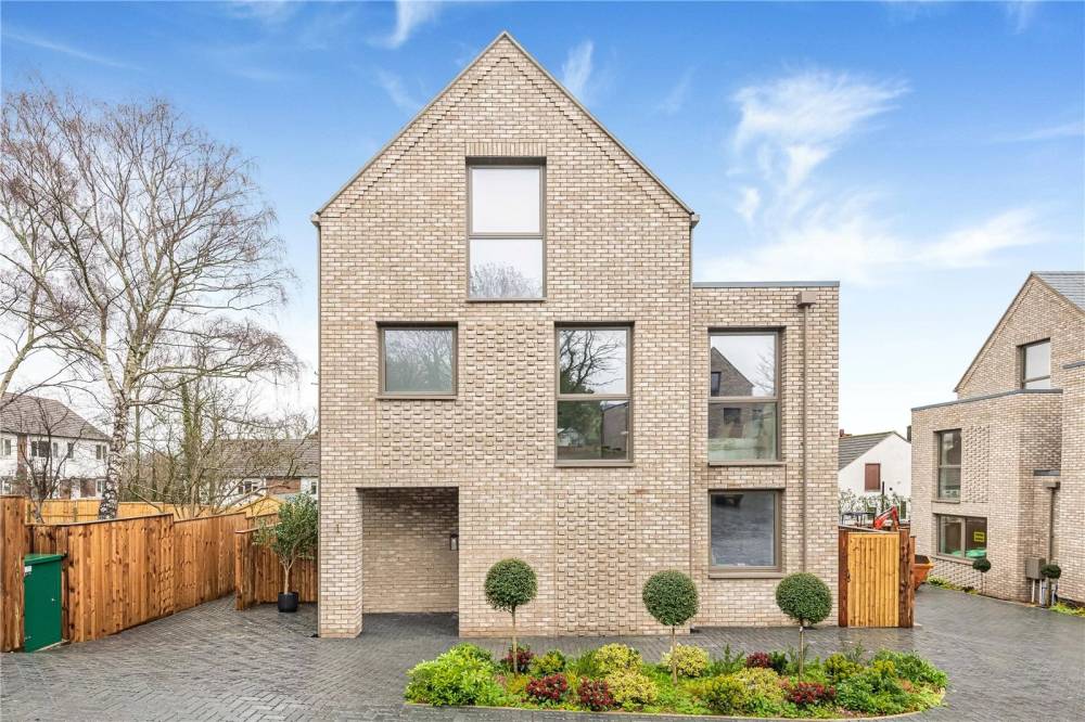 Gallery Magenta Close#