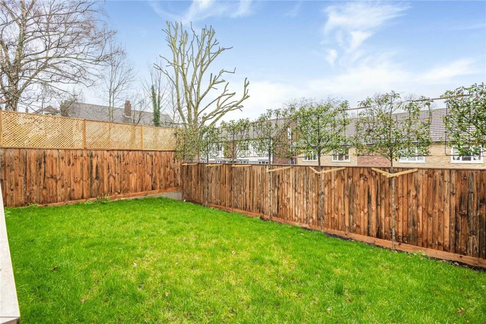 Gallery Magenta Close#