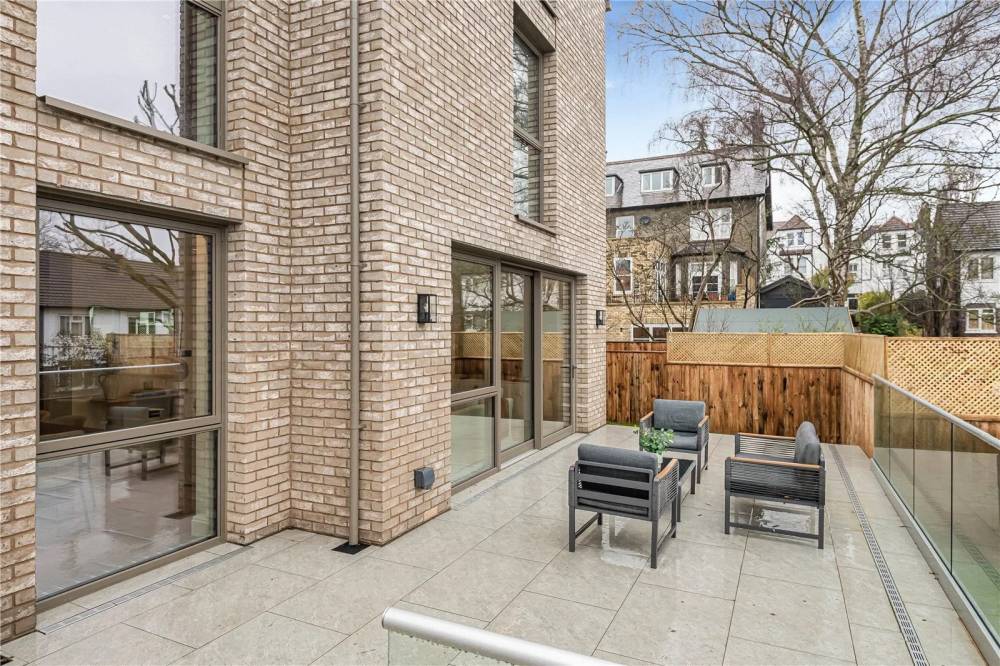 Gallery Magenta Close#