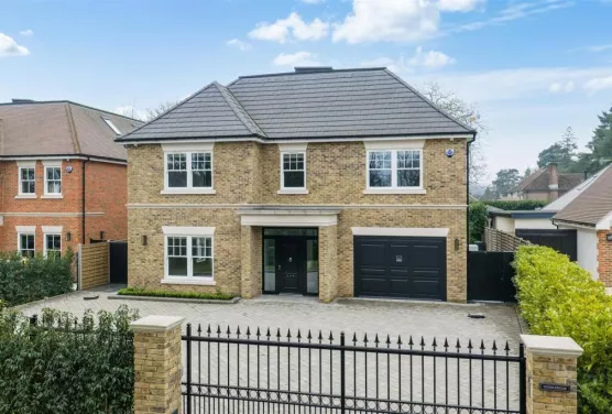 Windlesham in Kingswood