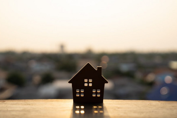 The average UK house price slightly falls first time since January