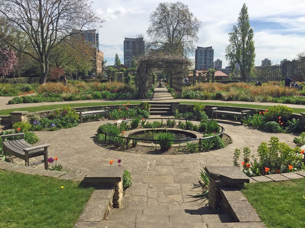Green pathways in Kennington Park